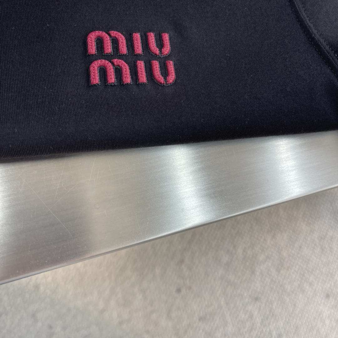

-miumiu  2025春夏系列男女同款双色圆领T恤

选用100%棉质面料，特殊水系柔软轻薄，立