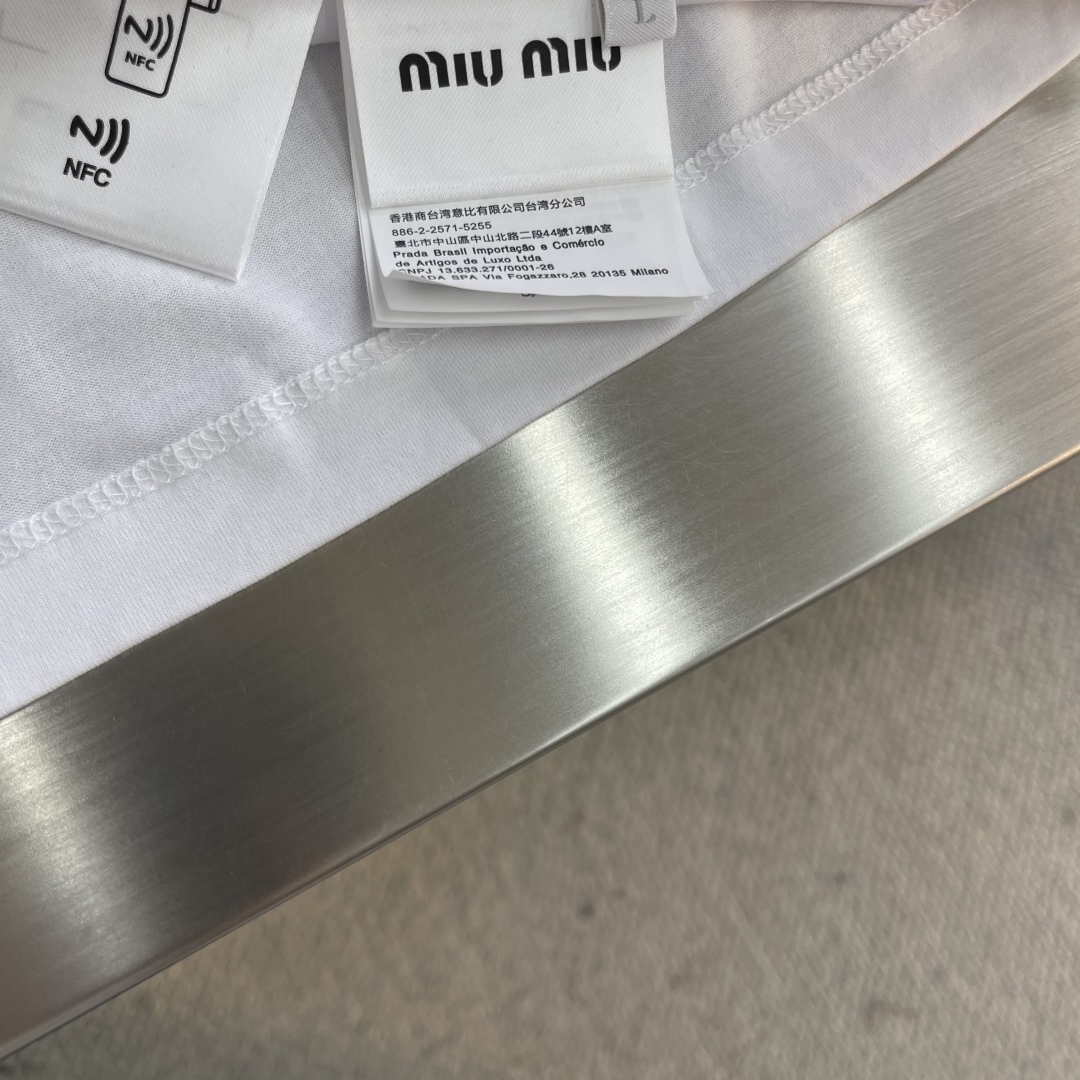 

-miumiu  2025春夏系列男女同款双色圆领T恤

选用100%棉质面料，特殊水系柔软轻薄，立