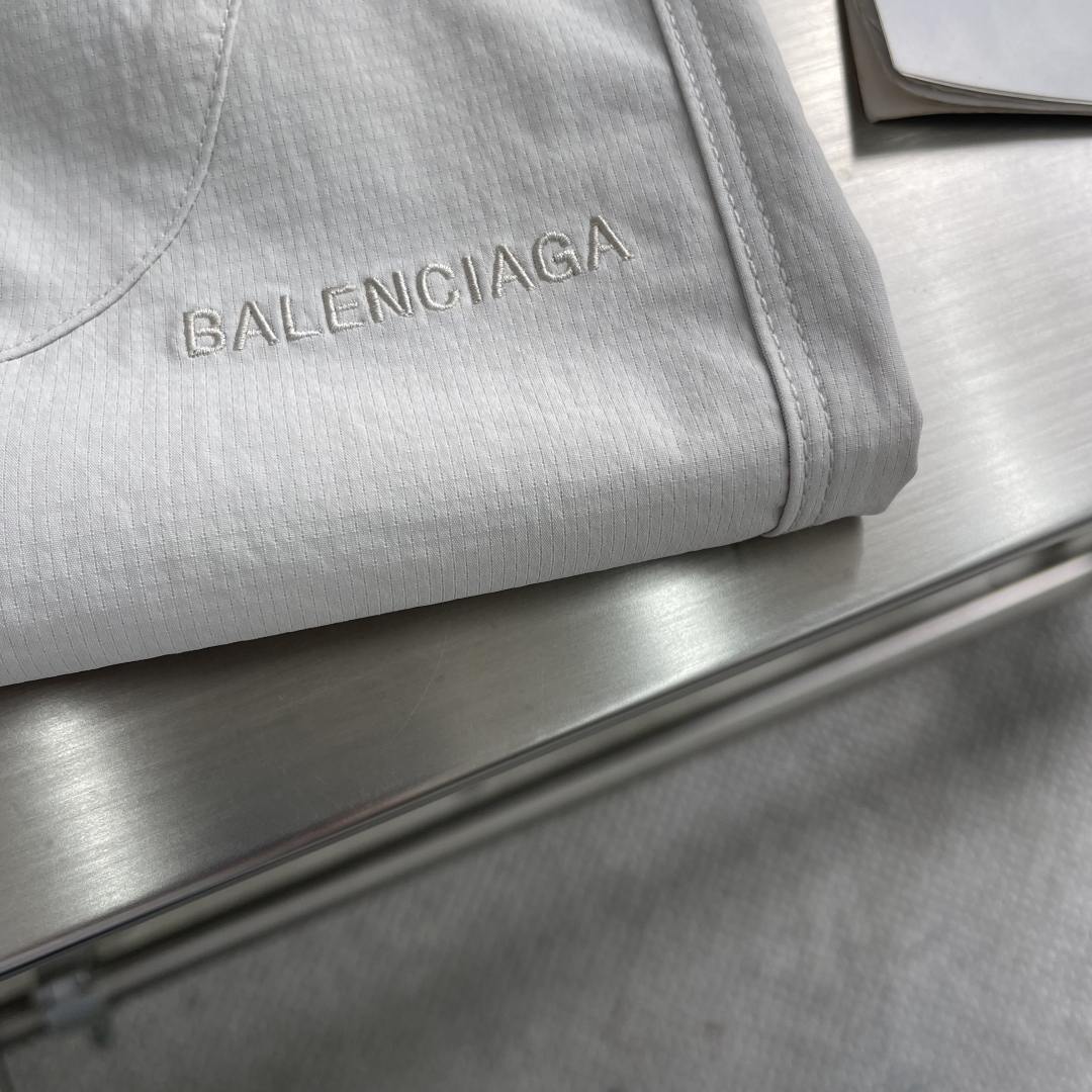 

-Balenciag 2025ss 春夏薄款裤   超级无敌大爆款驾到！立体直筒裤，立体修身设计，打