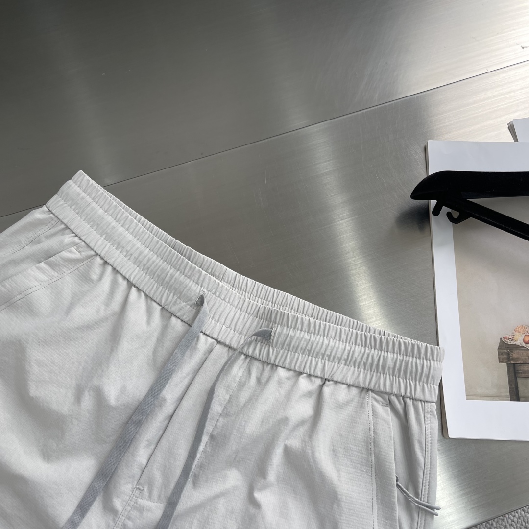 

-Balenciag 2025ss 春夏薄款裤   超级无敌大爆款驾到！立体直筒裤，立体修身设计，打