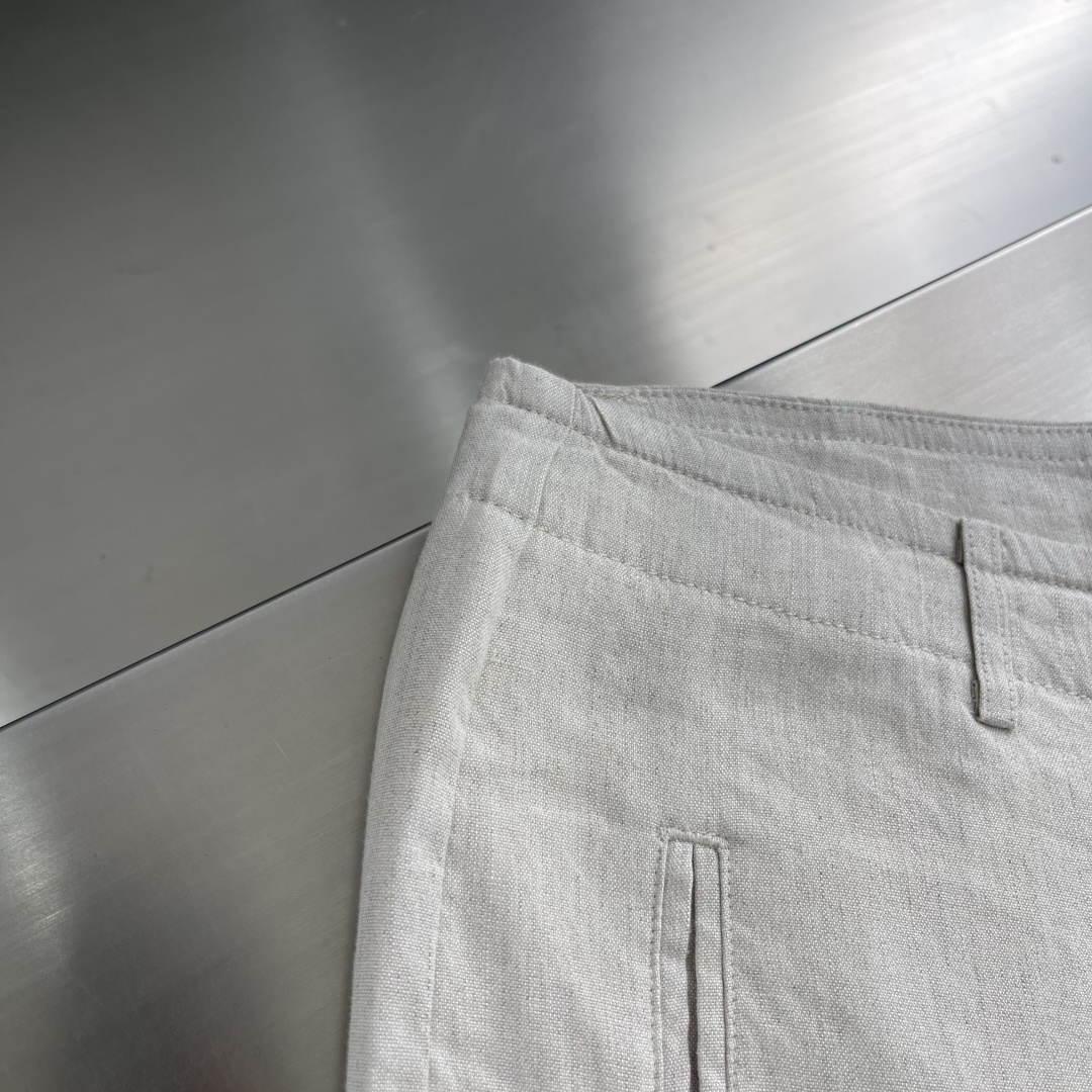 -Loro Piana 2025ss春夏新款商务休闲裤,非常有品味一款轻商务系列………………
是有品