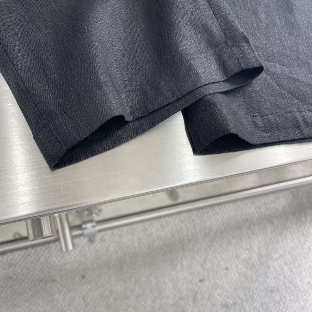 -Loro Piana 2025ss春夏新款商务休闲裤,非常有品味一款轻商务系列………………
是有品