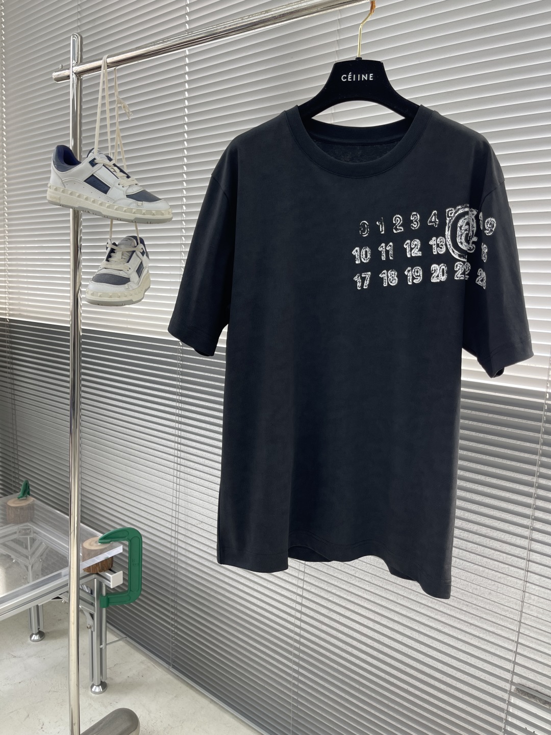 

-MM6 马吉拉 25FW新品oversize阔版短袖
进口100%埃及棉胸前个性数字印花宽松男士短