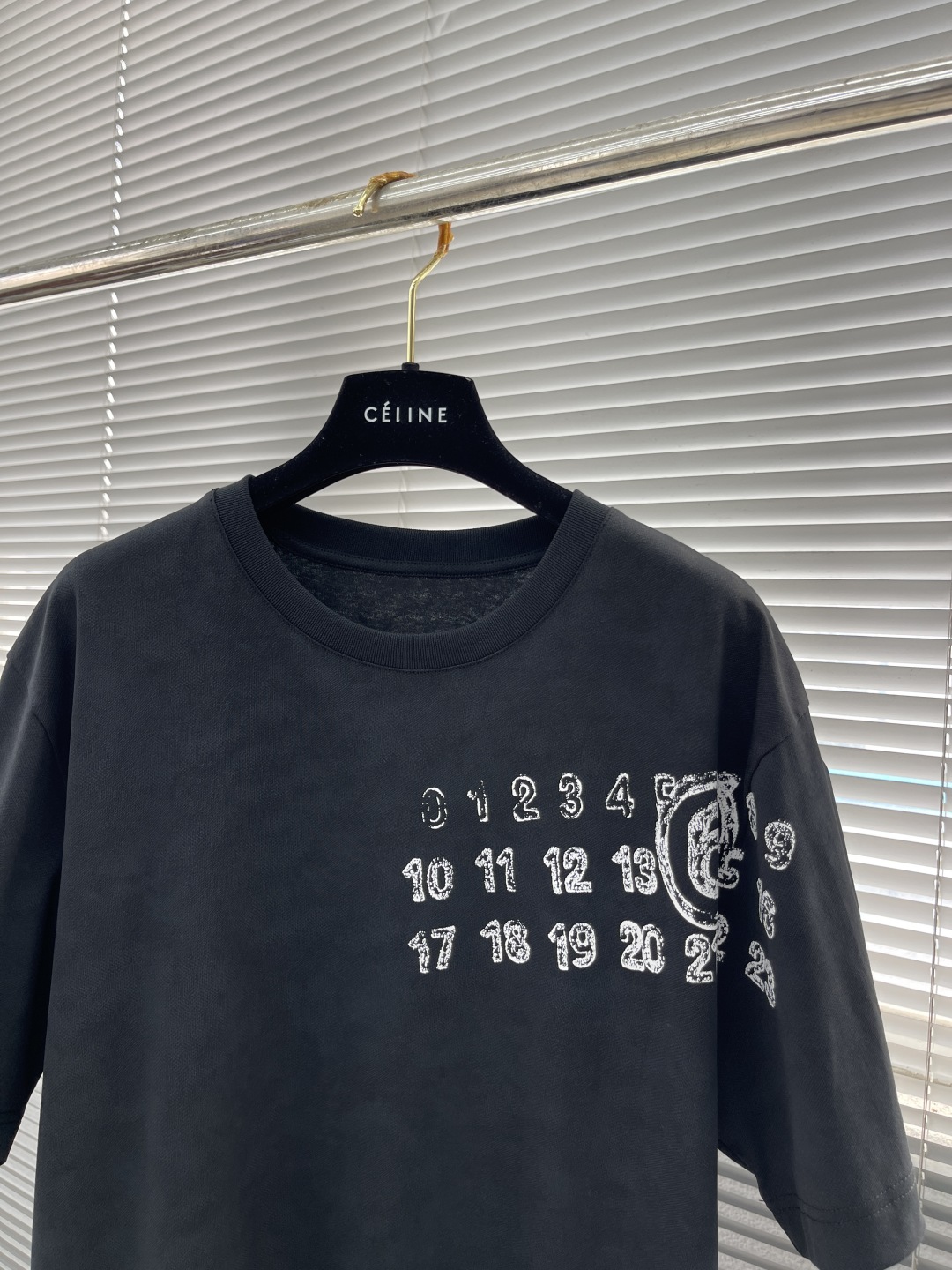 

-MM6 马吉拉 25FW新品oversize阔版短袖
进口100%埃及棉胸前个性数字印花宽松男士短