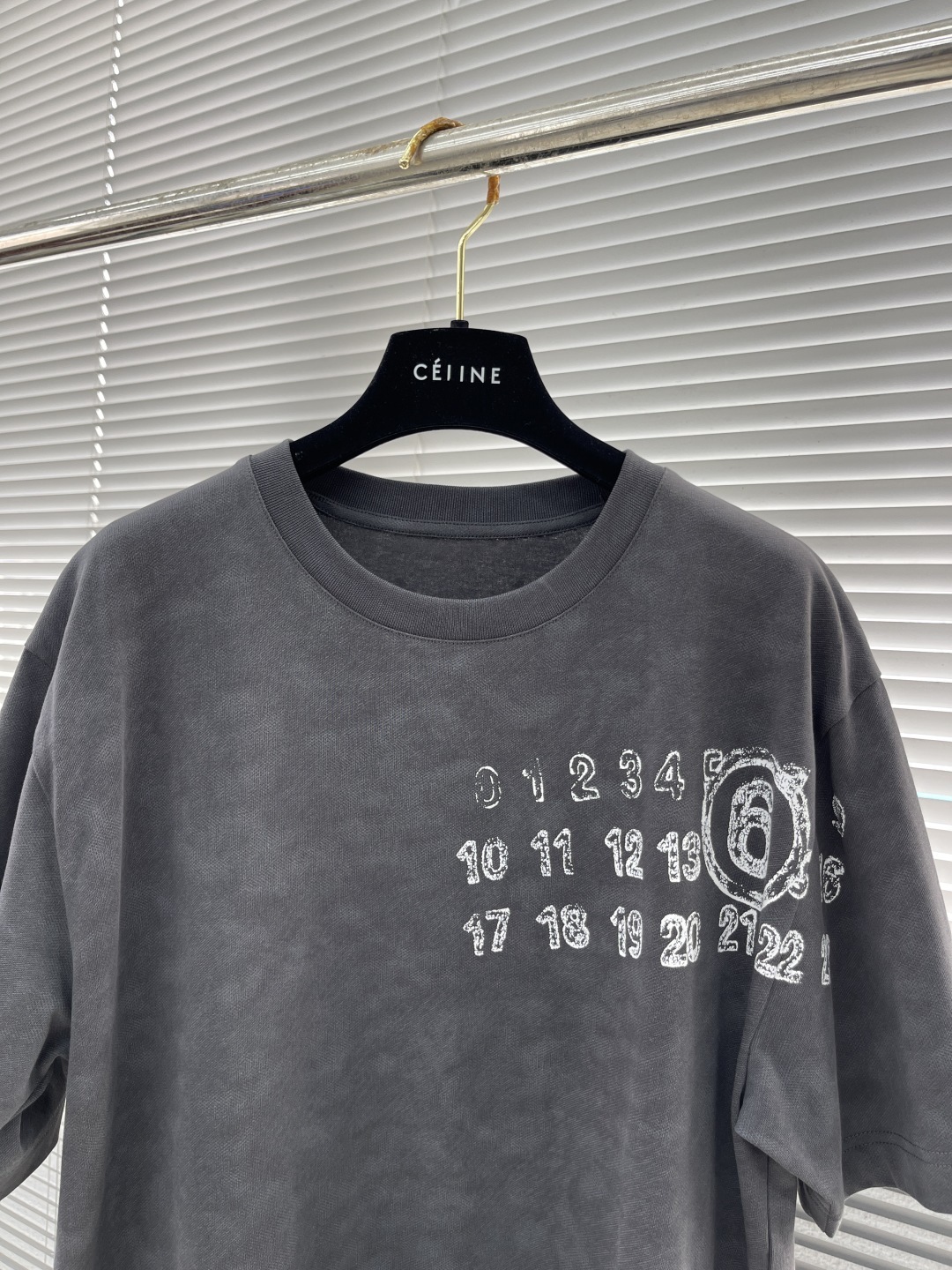 -MM6 马吉拉 25FW新品oversize阔版短袖
进口100%埃及棉胸前个性数字印花宽松男士短