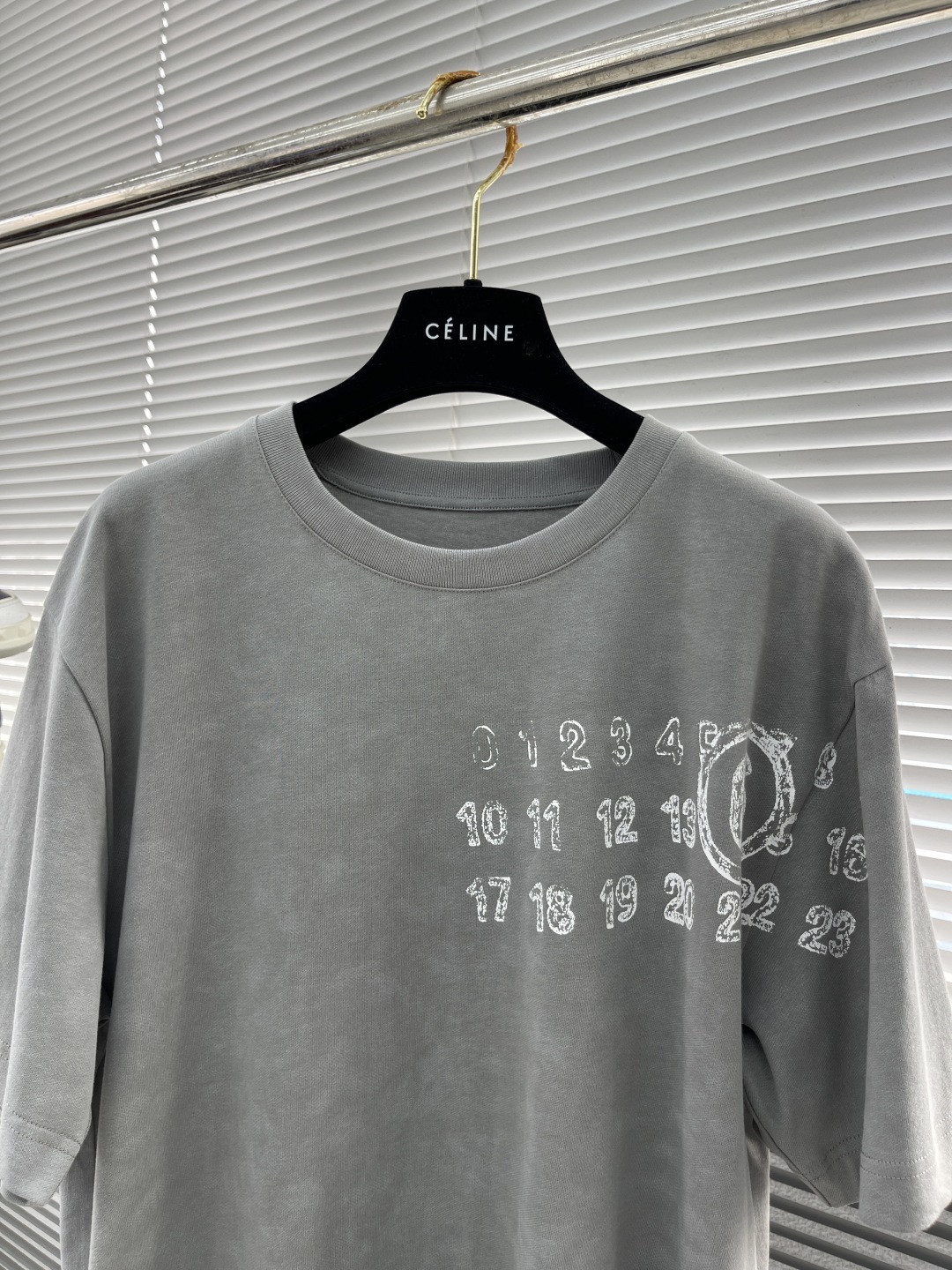 -MM6 马吉拉 25FW新品oversize阔版短袖
进口100%埃及棉胸前个性数字印花宽松男士短