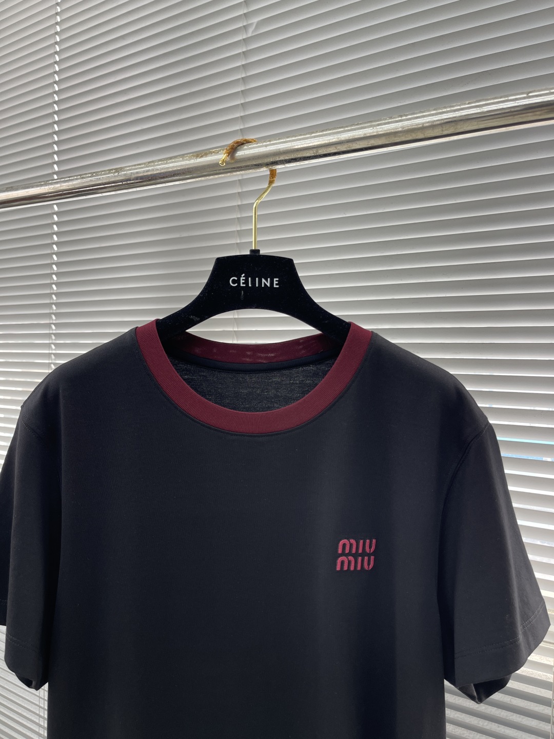

-miumiu  2025春夏系列男女同款双色圆领T恤

选用100%棉质面料，特殊水系柔软轻薄，立