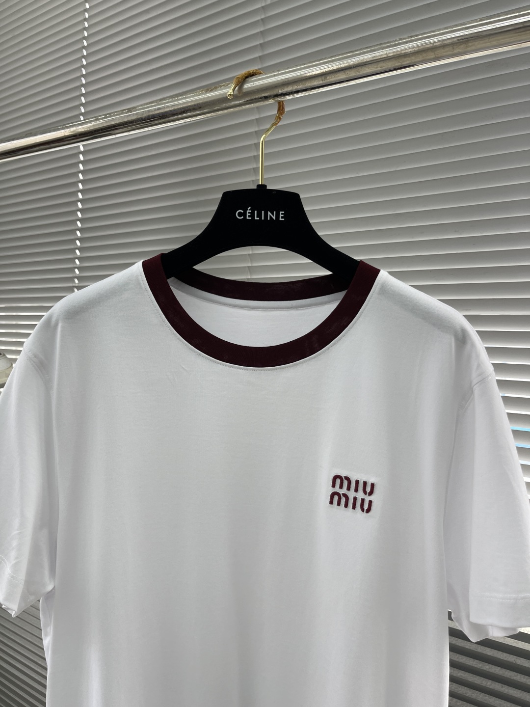 

-miumiu  2025春夏系列男女同款双色圆领T恤

选用100%棉质面料，特殊水系柔软轻薄，立