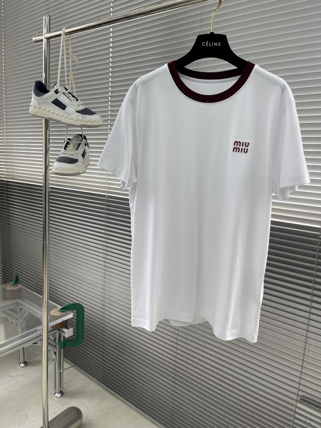 

-miumiu  2025春夏系列男女同款双色圆领T恤

选用100%棉质面料，特殊水系柔软轻薄，立