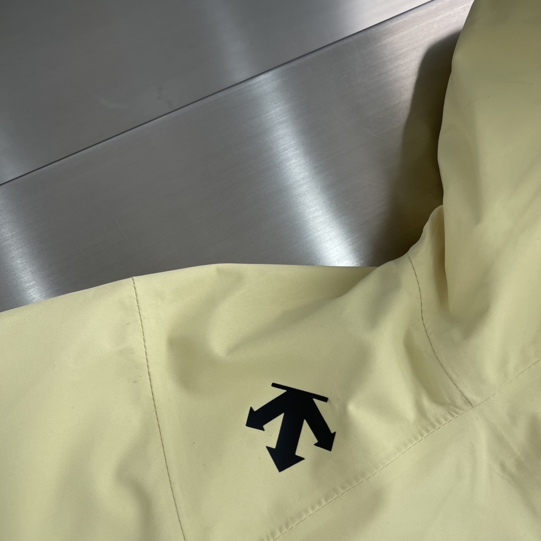 Descente Lightweight Hooded Jacket - City Casual Sportswear - Available in M-3XL 4 cmp i1744112277024 1465 0 1