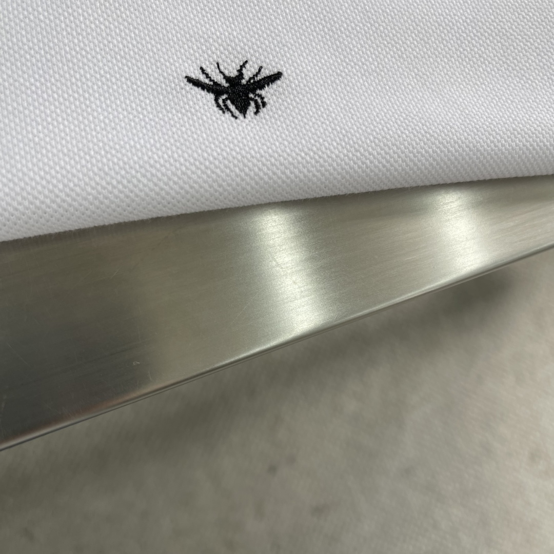 

-Dio  25ss经典蜜蜂🐝标识刺绣Polo衫
这款Polo 衫胸前饰以经典的小蜜蜂标识刺绣。采用