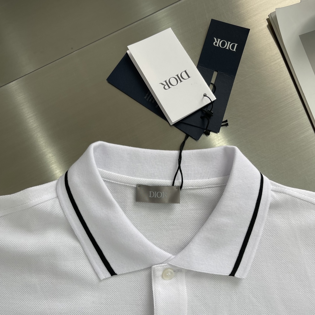 

-Dio  25ss经典蜜蜂🐝标识刺绣Polo衫
这款Polo 衫胸前饰以经典的小蜜蜂标识刺绣。采用