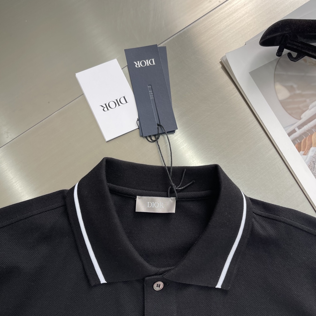 

-Dio  25ss经典蜜蜂🐝标识刺绣Polo衫
这款Polo 衫胸前饰以经典的小蜜蜂标识刺绣。采用