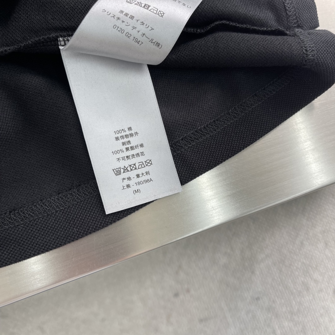 

-Dio  25ss经典蜜蜂🐝标识刺绣Polo衫
这款Polo 衫胸前饰以经典的小蜜蜂标识刺绣。采用