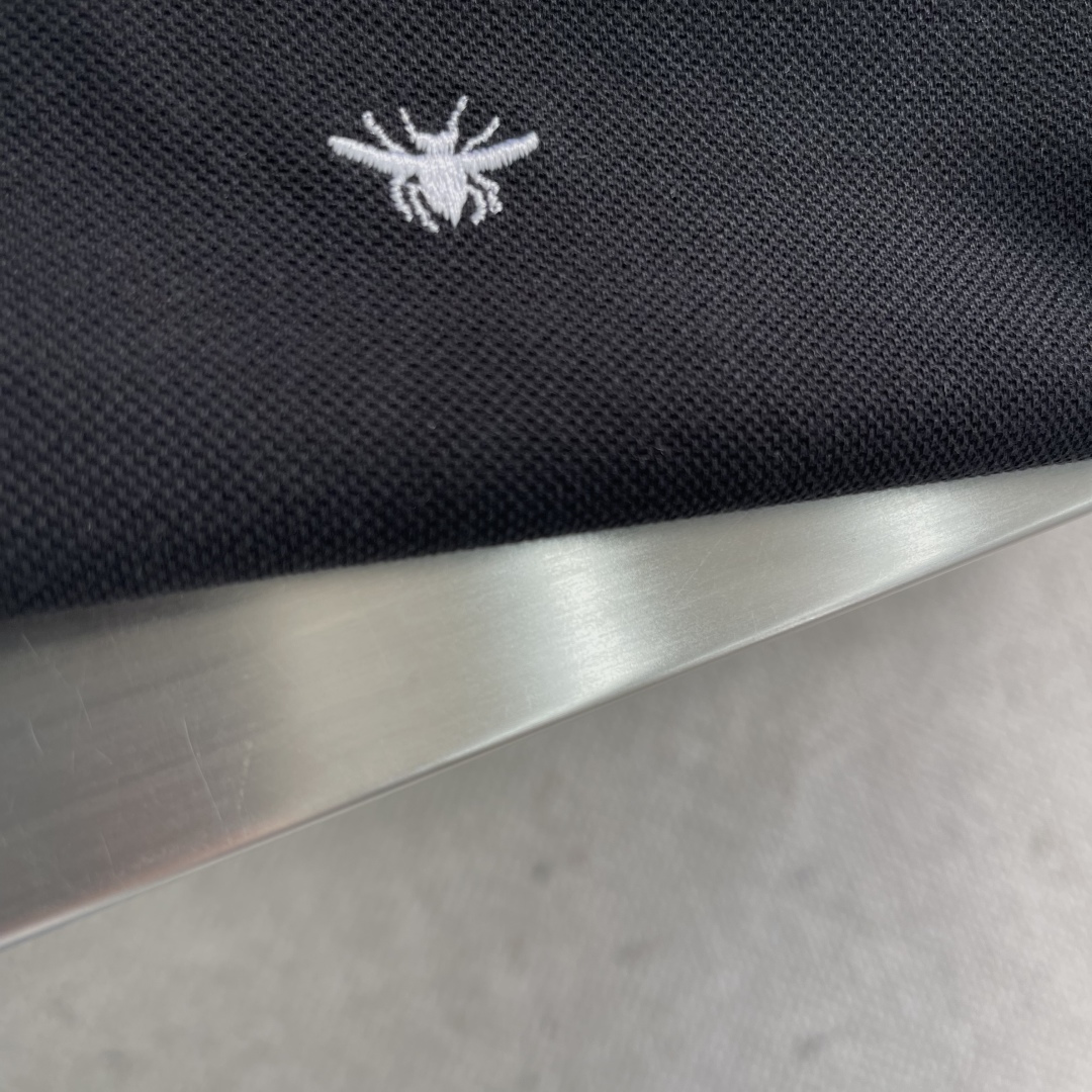 

-Dio  25ss经典蜜蜂🐝标识刺绣Polo衫
这款Polo 衫胸前饰以经典的小蜜蜂标识刺绣。采用