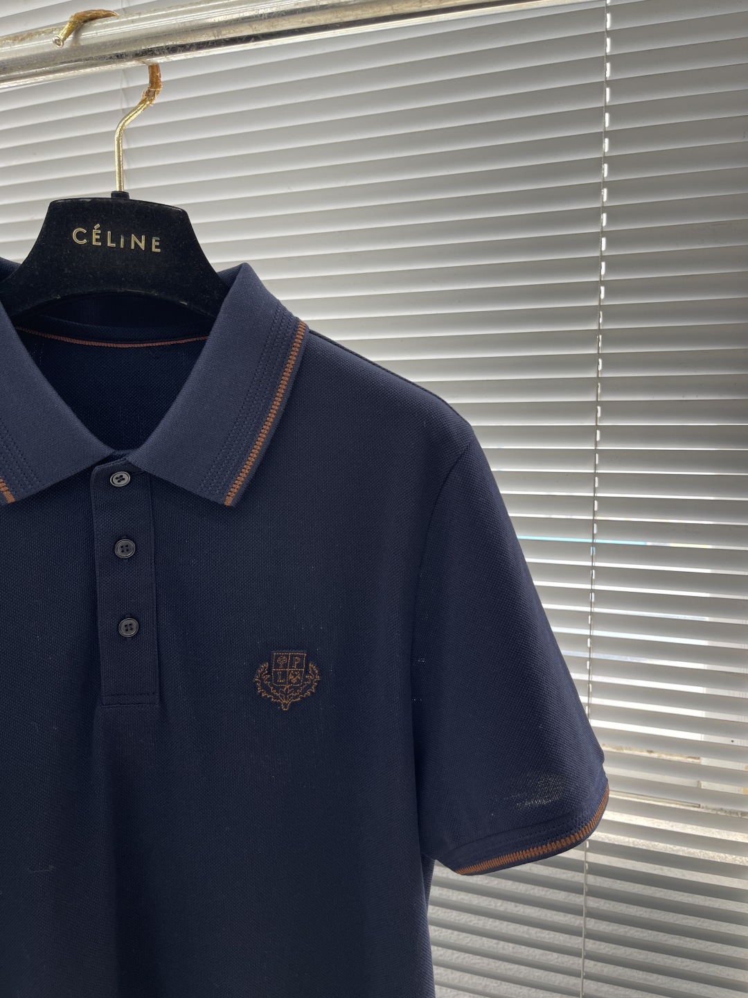 

-Loro Piana  2025春夏新品 春夏新款进口透气莱赛尔翻领撞色POLO衫
奢华贵气的质感