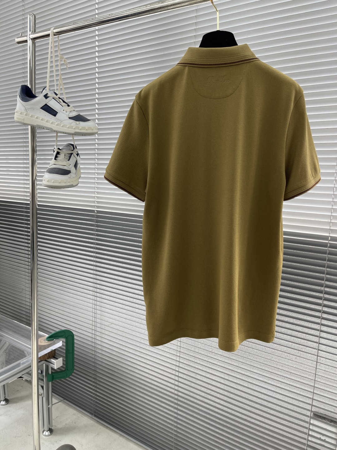 

-Loro Piana  2025春夏新品 春夏新款进口透气莱赛尔翻领撞色POLO衫
奢华贵气的质感