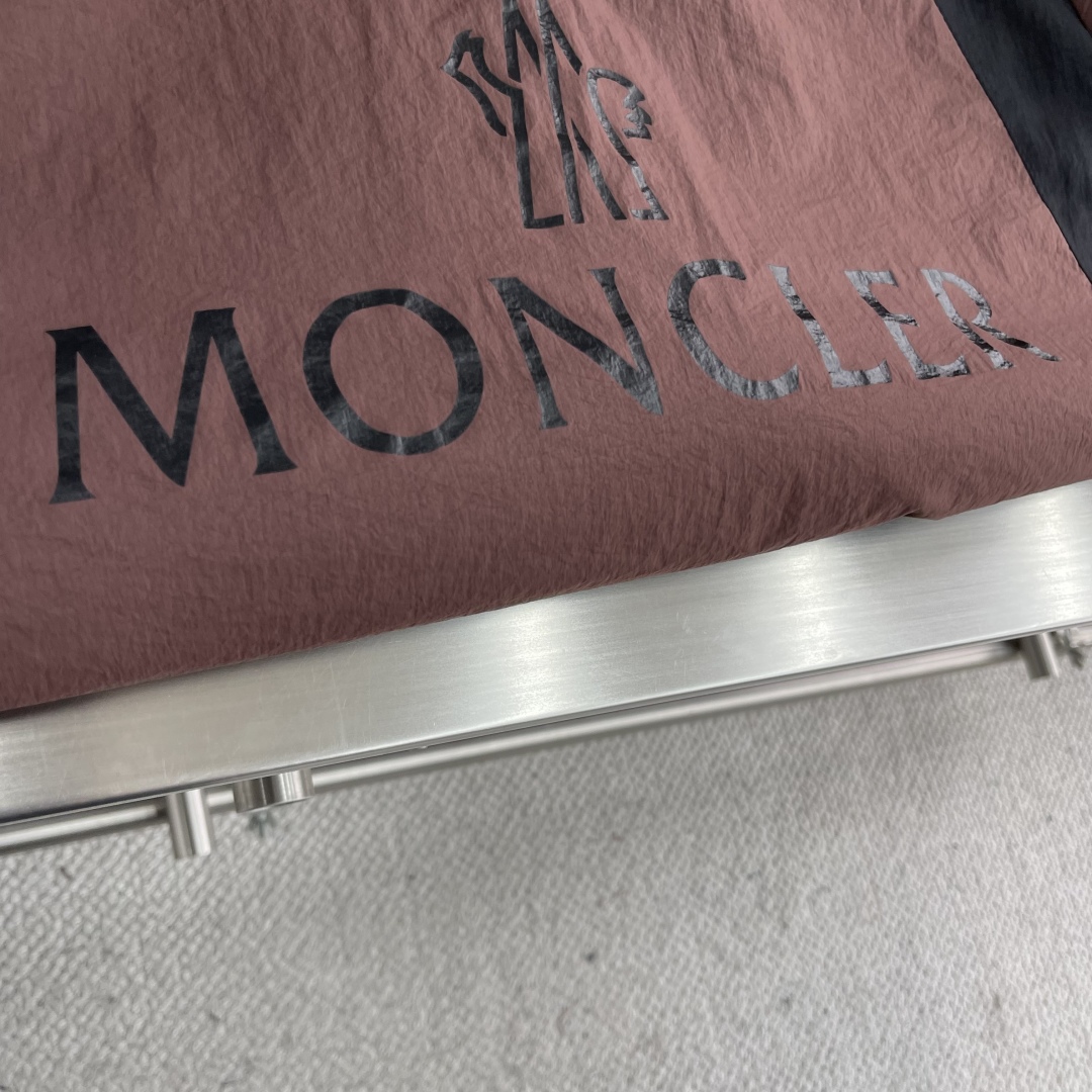 

-mon  25ss新款男士夹克外套，  原单三标齐全高端版本 定制面料 透气舒适度高，细节无可挑剔