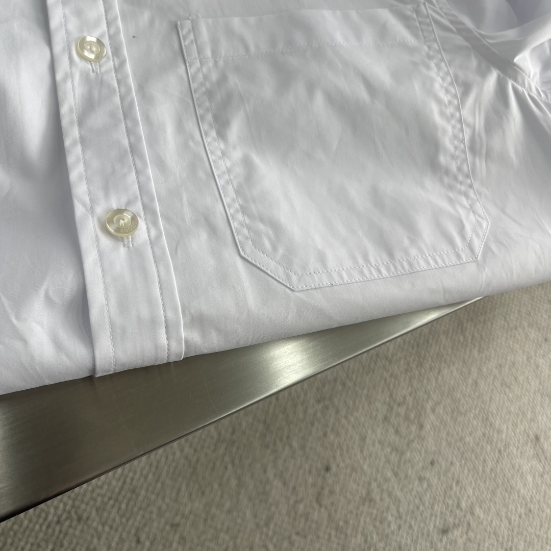 

-GUCC    25ss新款衬衫胸口带有口袋  后背有品牌刺绣
男女同款！
码数：S.M.L.XL