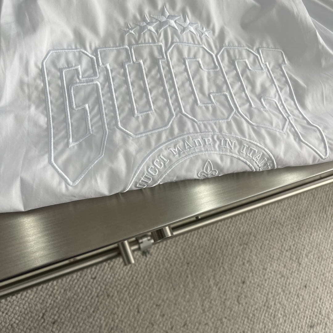 

-GUCC    25ss新款衬衫胸口带有口袋  后背有品牌刺绣
男女同款！
码数：S.M.L.XL
