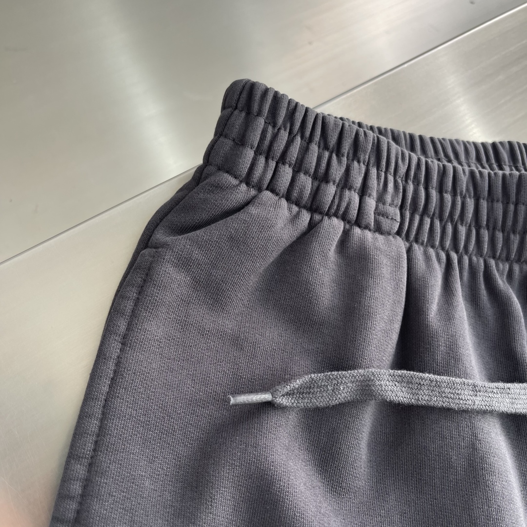 

-Balenciag    25ss新款Laurel Classic Baggy褪色黑色运动裤短裤！