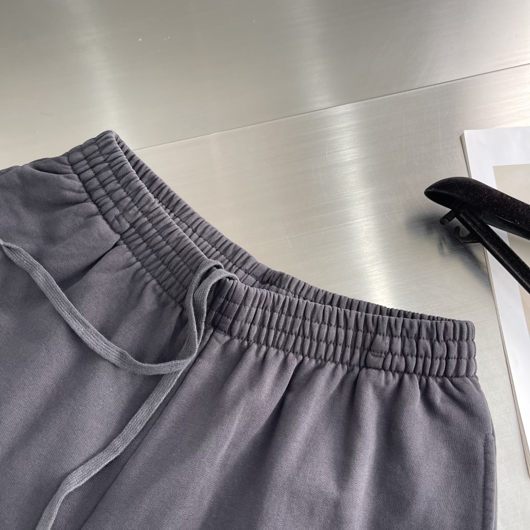 

-Balenciag    25ss新款Laurel Classic Baggy褪色黑色运动裤短裤！
