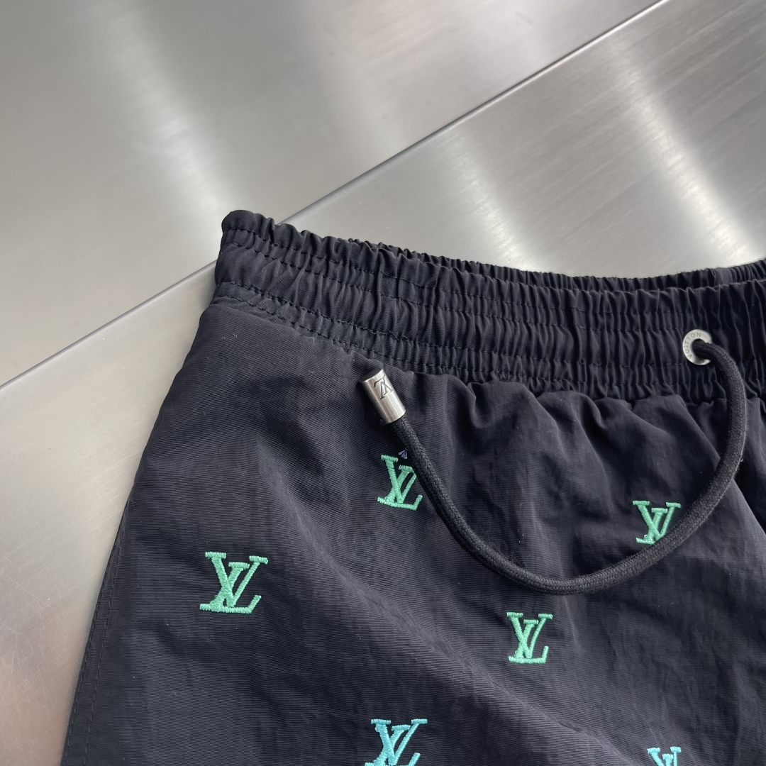 

-驴牌    25ss新款沙滩短裤选用科技面料塑造侧开衩设计，再以刺绣工艺赋予全幅 1V Blaso