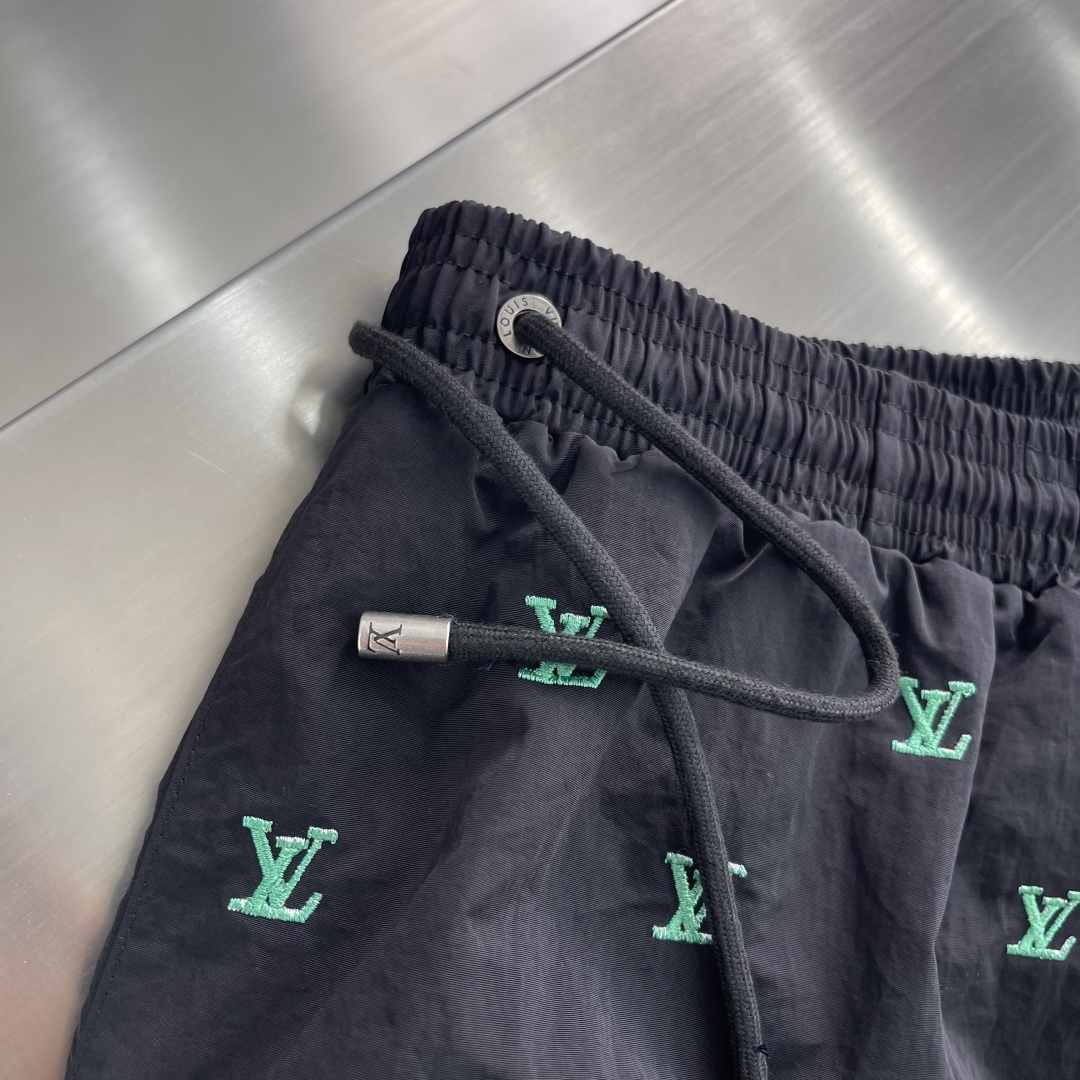 

-驴牌    25ss新款沙滩短裤选用科技面料塑造侧开衩设计，再以刺绣工艺赋予全幅 1V Blaso