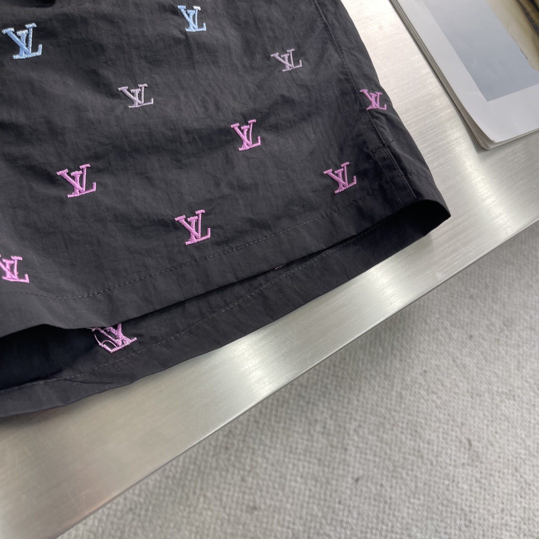 

-驴牌    25ss新款沙滩短裤选用科技面料塑造侧开衩设计，再以刺绣工艺赋予全幅 1V Blaso