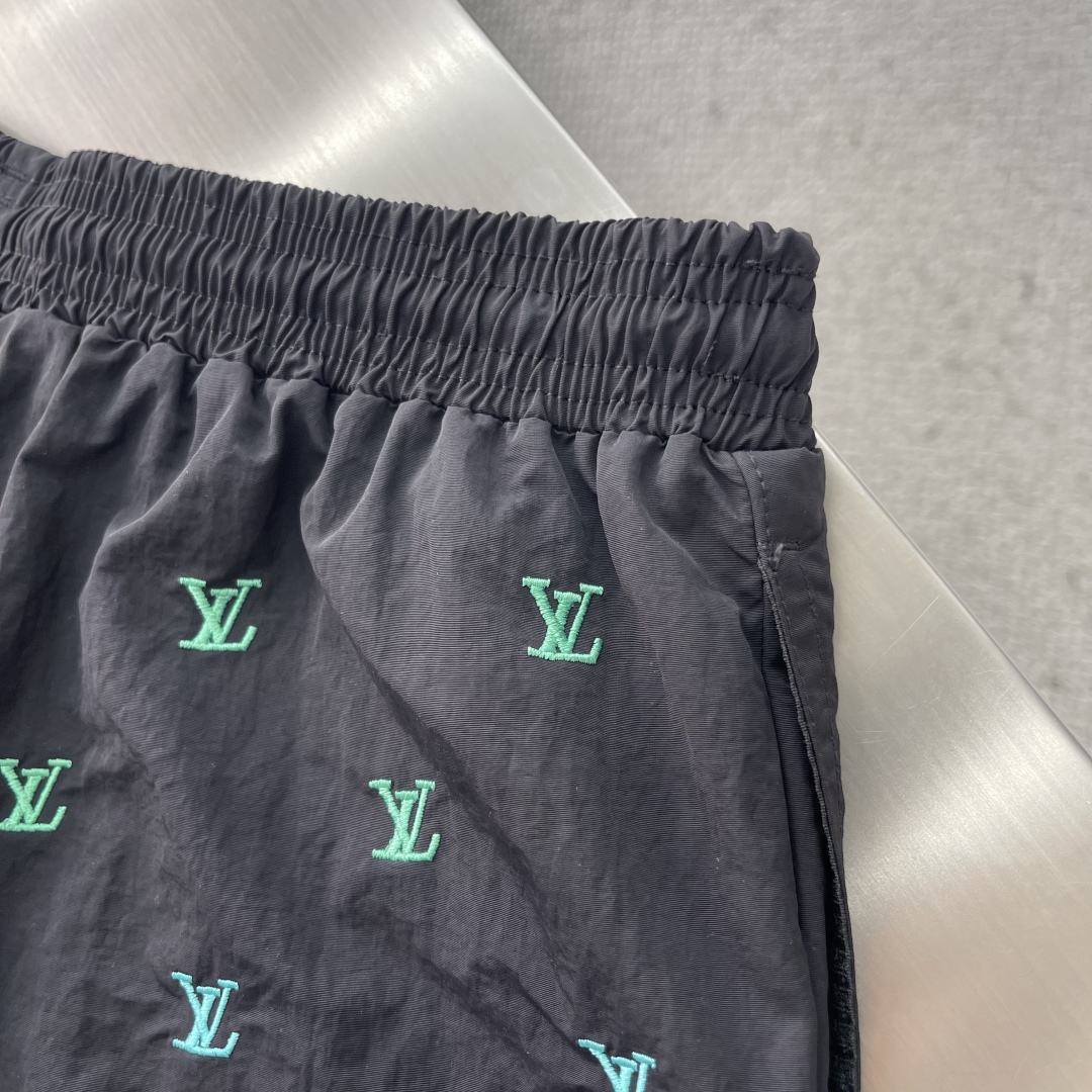 

-驴牌    25ss新款沙滩短裤选用科技面料塑造侧开衩设计，再以刺绣工艺赋予全幅 1V Blaso