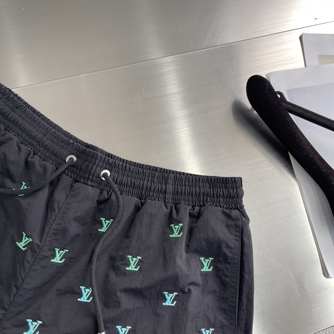 

-驴牌    25ss新款沙滩短裤选用科技面料塑造侧开衩设计，再以刺绣工艺赋予全幅 1V Blaso