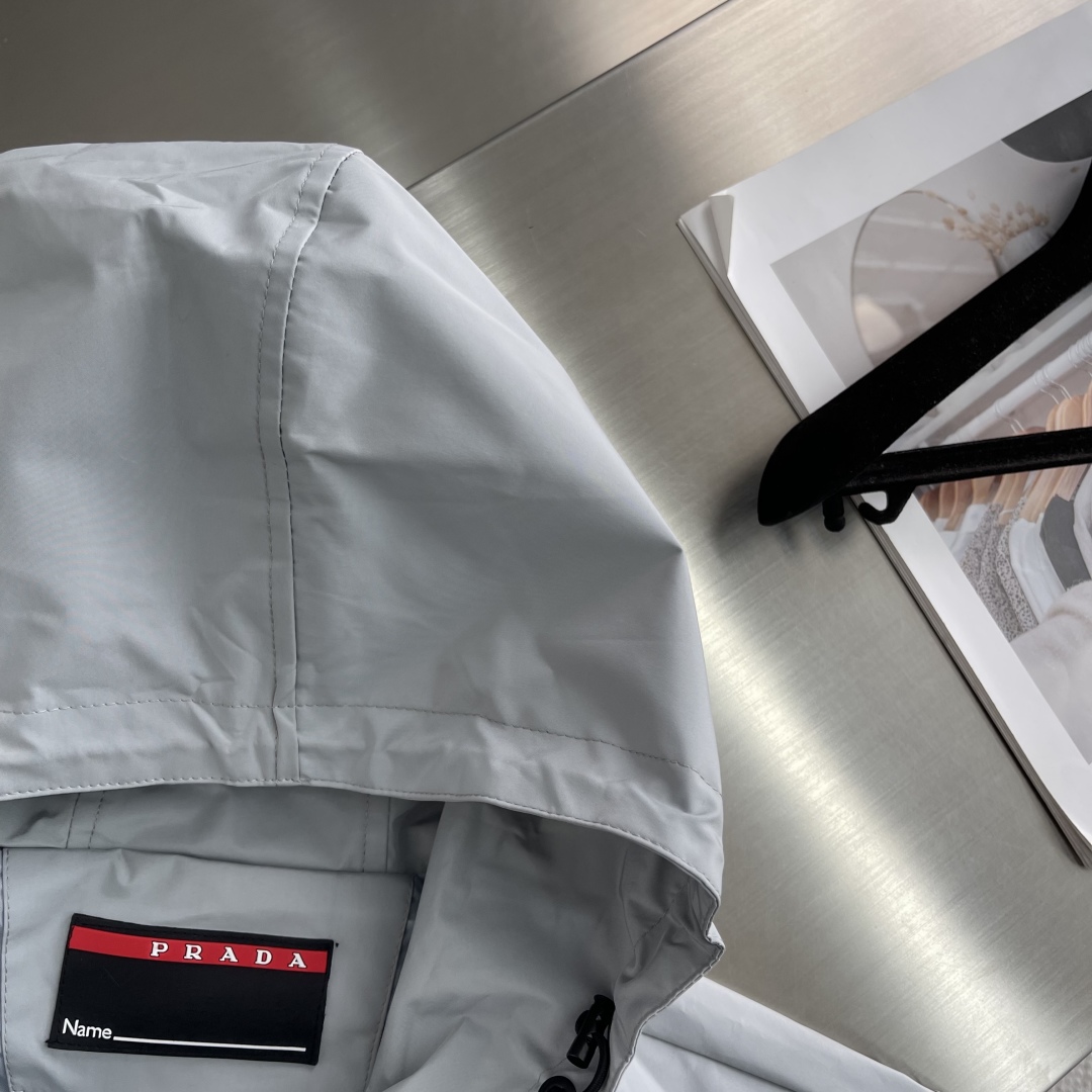 

-PRAD 25ss新品男士连帽风衣夹克，品相完美，每一季的王牌级爆款担当，俨然属于经典招牌教科书般