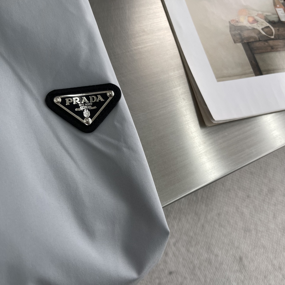 

-PRAD 25ss新品男士连帽风衣夹克，品相完美，每一季的王牌级爆款担当，俨然属于经典招牌教科书般