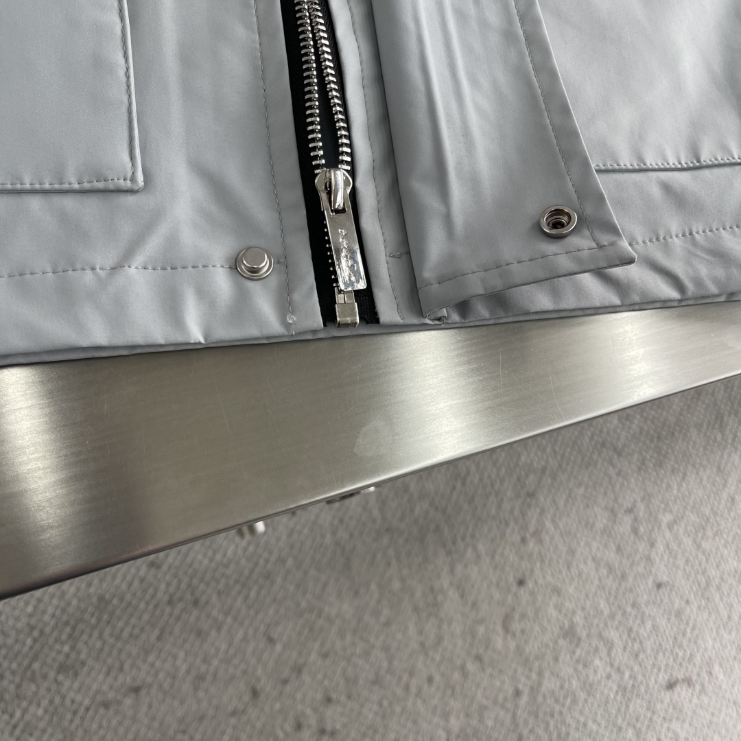 

-PRAD 25ss新品男士连帽风衣夹克，品相完美，每一季的王牌级爆款担当，俨然属于经典招牌教科书般