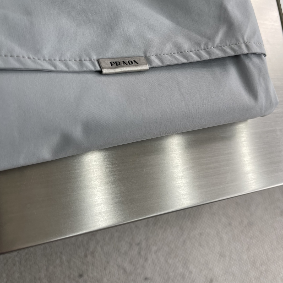 

-PRAD 25ss新品男士连帽风衣夹克，品相完美，每一季的王牌级爆款担当，俨然属于经典招牌教科书般