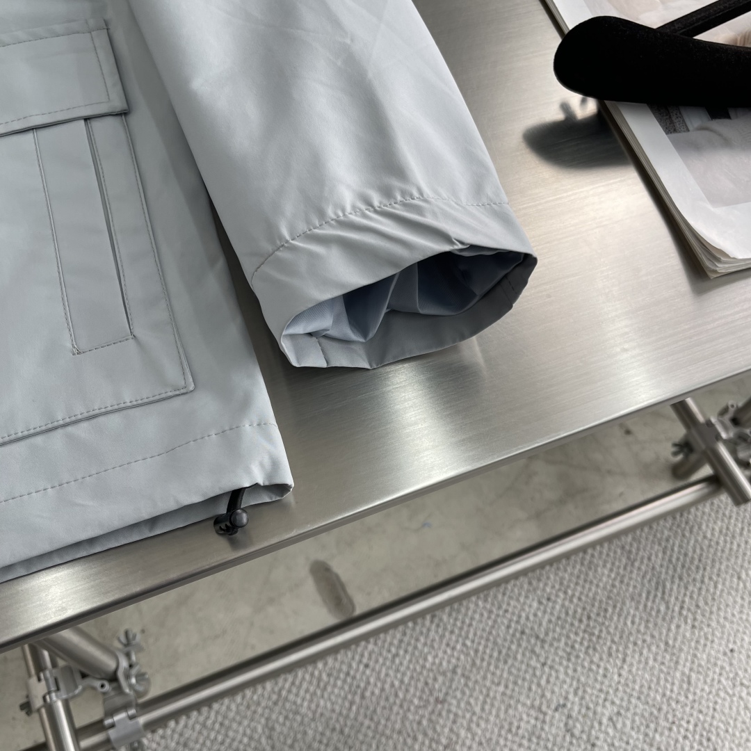 

-PRAD 25ss新品男士连帽风衣夹克，品相完美，每一季的王牌级爆款担当，俨然属于经典招牌教科书般