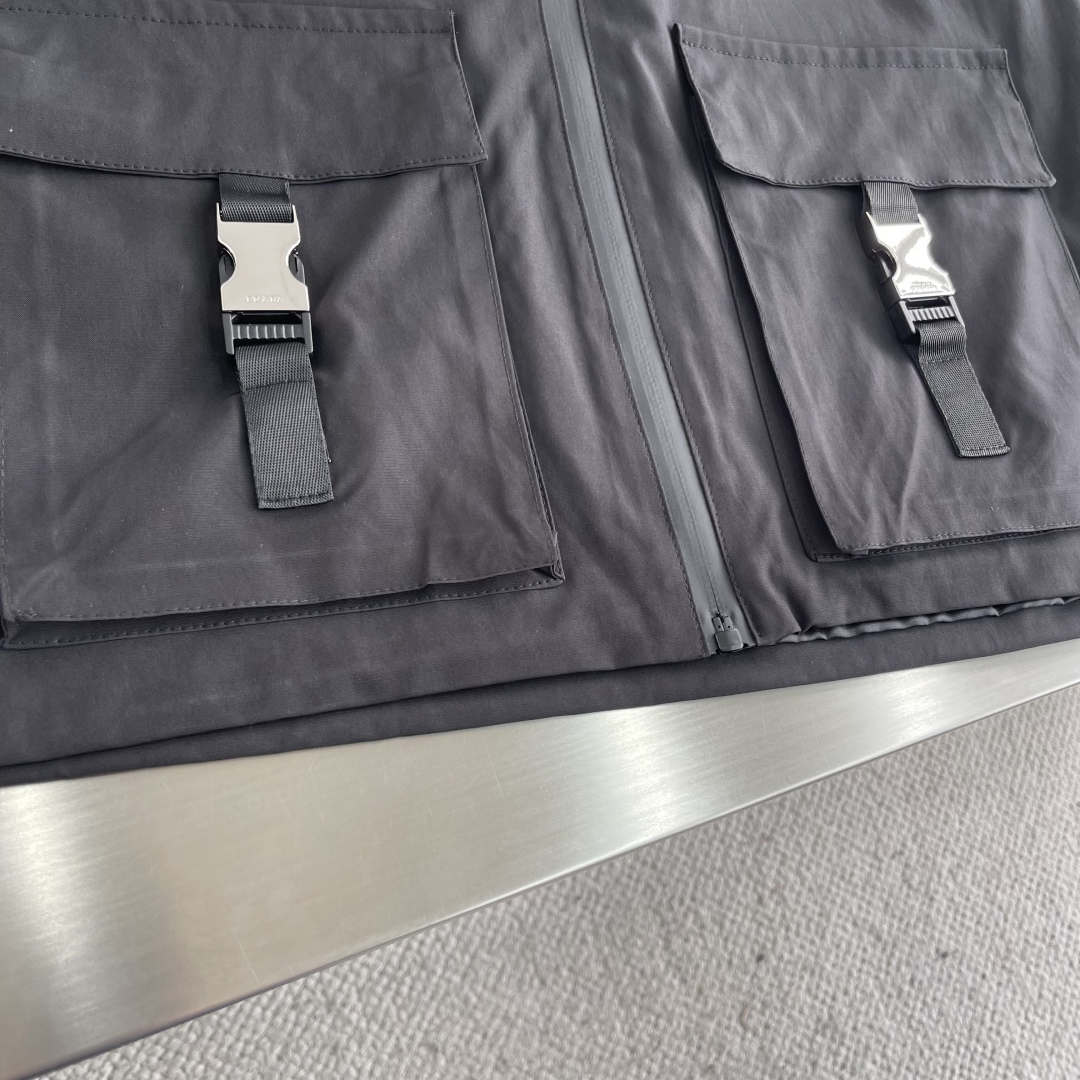 

-PRAD 25ss新品男士连帽风衣夹克，品相完美，每一季的王牌级爆款担当，俨然属于经典招牌教科书般