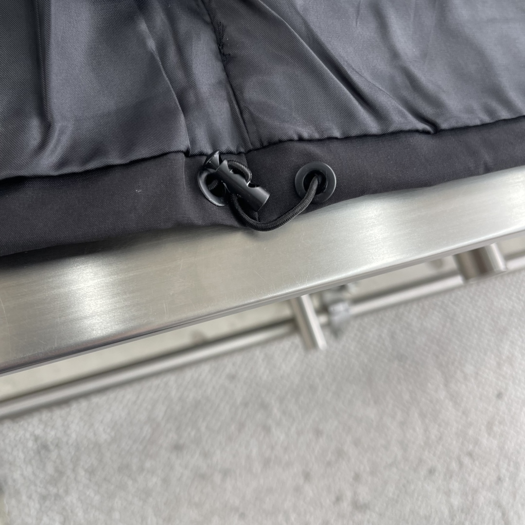 

-PRAD 25ss新品男士连帽风衣夹克，品相完美，每一季的王牌级爆款担当，俨然属于经典招牌教科书般