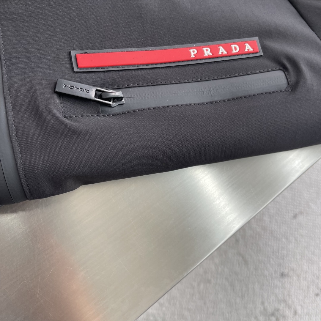 

-PRAD 25ss新品男士连帽风衣夹克，品相完美，每一季的王牌级爆款担当，俨然属于经典招牌教科书般