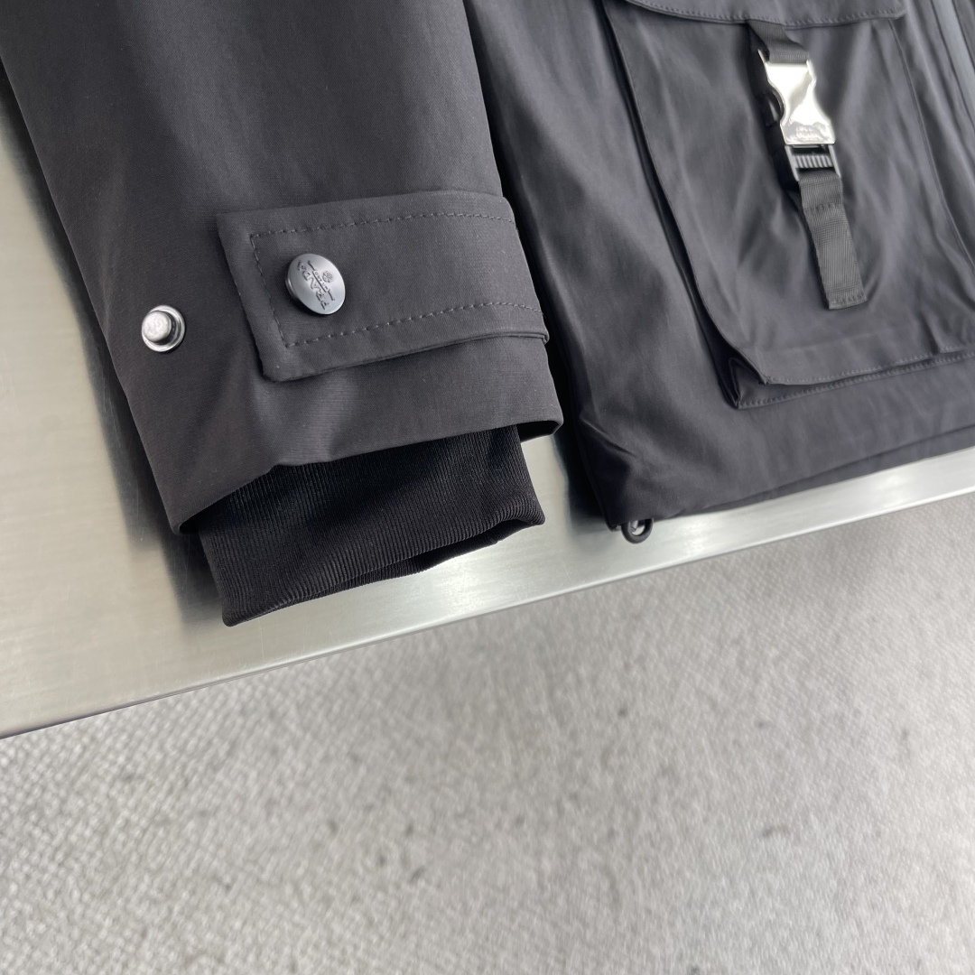 

-PRAD 25ss新品男士连帽风衣夹克，品相完美，每一季的王牌级爆款担当，俨然属于经典招牌教科书般