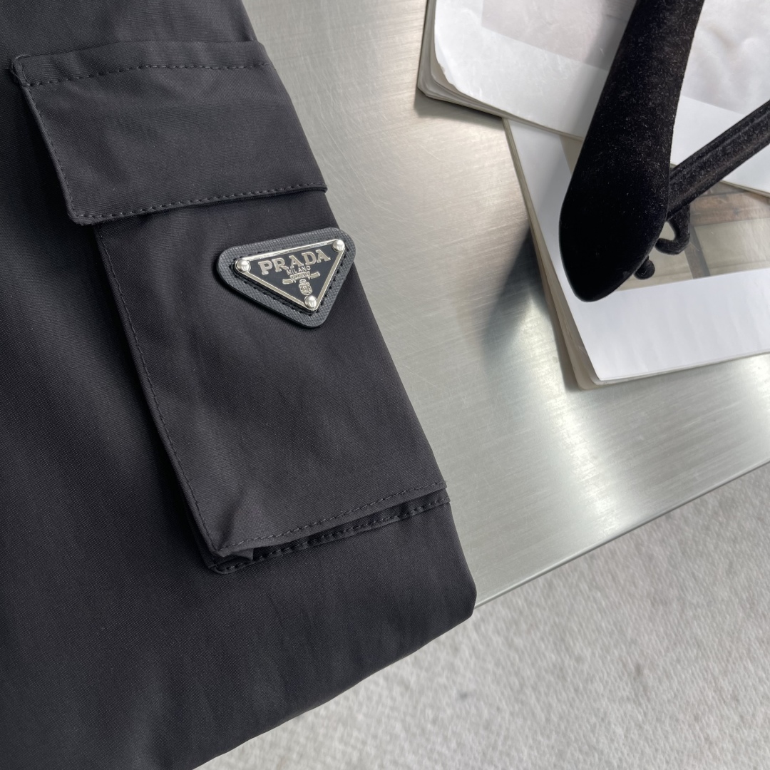 

-PRAD 25ss新品男士连帽风衣夹克，品相完美，每一季的王牌级爆款担当，俨然属于经典招牌教科书般