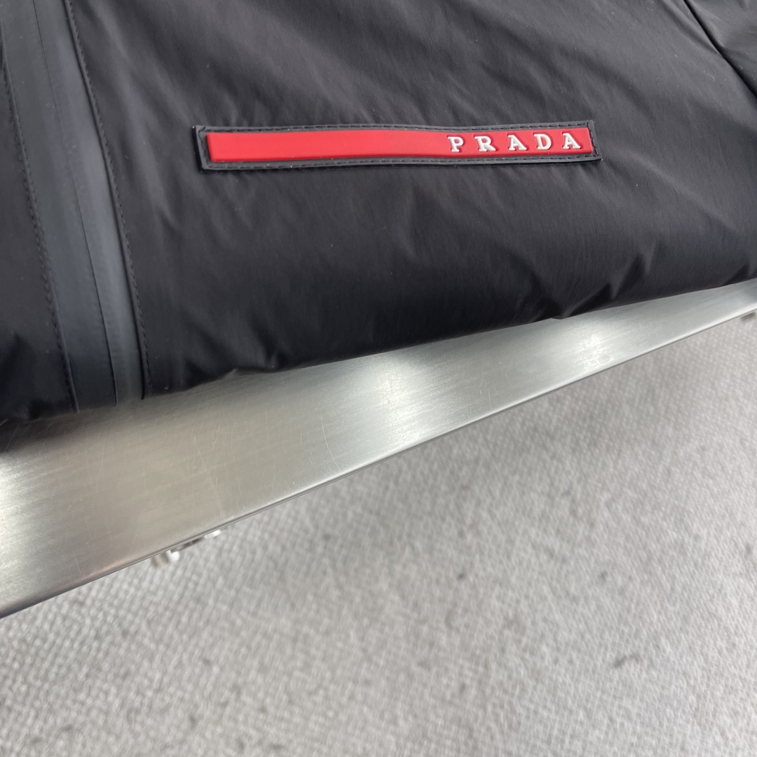 

-PRAD 25ss新品男士连帽风衣夹克，品相完美，俨然属于经典招牌教科书般存在！极具P家美学基调的