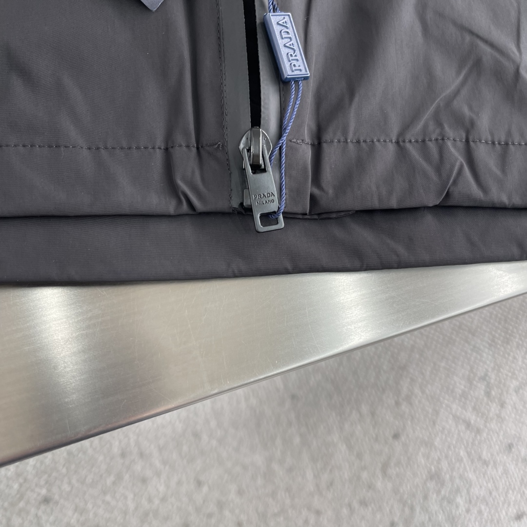 

-PRAD 25ss新品男士连帽风衣夹克，品相完美，俨然属于经典招牌教科书般存在！极具P家美学基调的