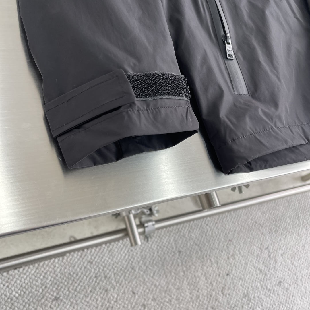 

-PRAD 25ss新品男士连帽风衣夹克，品相完美，俨然属于经典招牌教科书般存在！极具P家美学基调的