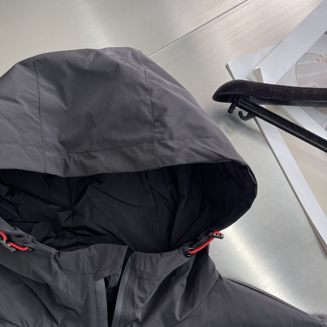 

-PRAD 25ss新品男士连帽风衣夹克，品相完美，俨然属于经典招牌教科书般存在！极具P家美学基调的