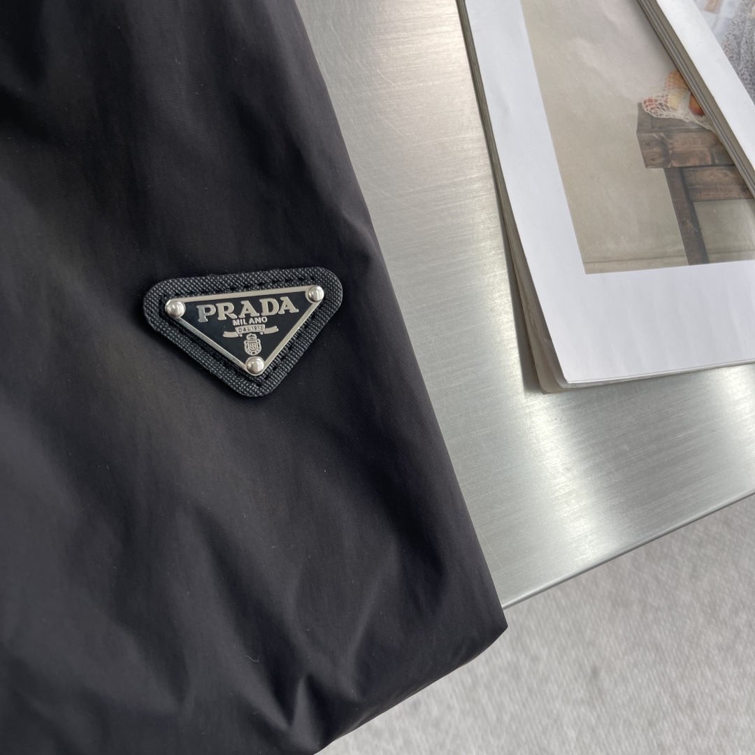 

-PRAD 25ss新品男士连帽风衣夹克，品相完美，俨然属于经典招牌教科书般存在！极具P家美学基调的