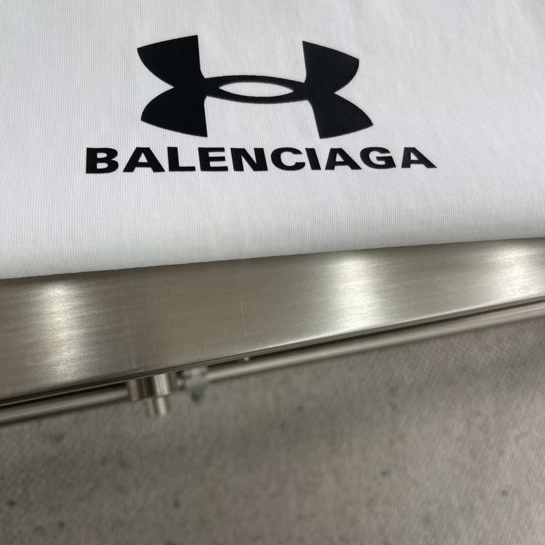 Balenciaga X Under Armour White Cotton Blend Logo T-Shirt Unisex 5 cmp i1744537895646 4428 0 2
