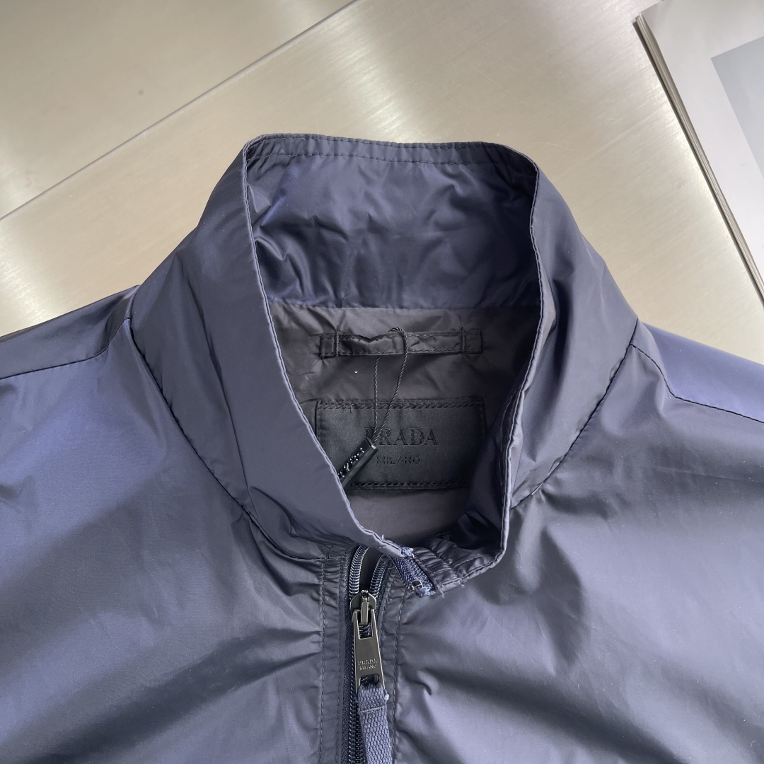 

-PRAD   2025春季最新品，时尚休闲夹克外套，做工精细，工艺字母图案logo，原版五金辅料装