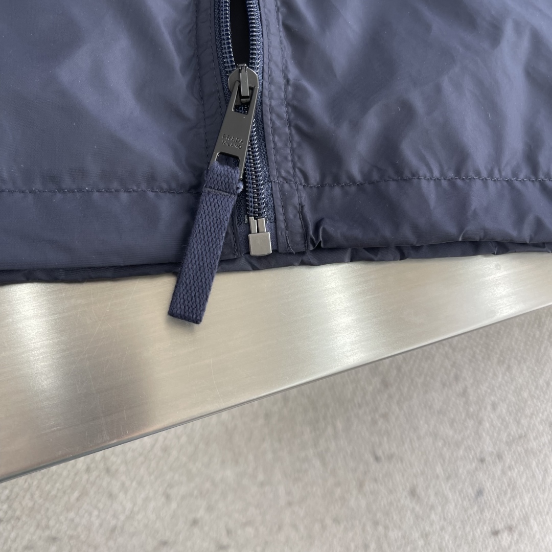 

-PRAD   2025春季最新品，时尚休闲夹克外套，做工精细，工艺字母图案logo，原版五金辅料装