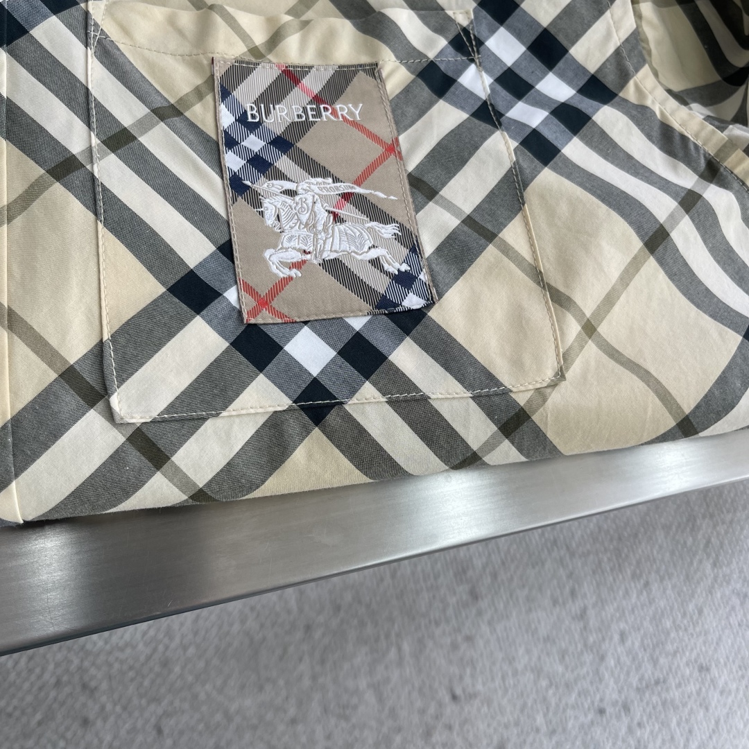 

-BBR   2025春季最新品，时尚休闲长袖衬衫，进口原版面料，上身舒适透气，顶级印胶工艺字母图案